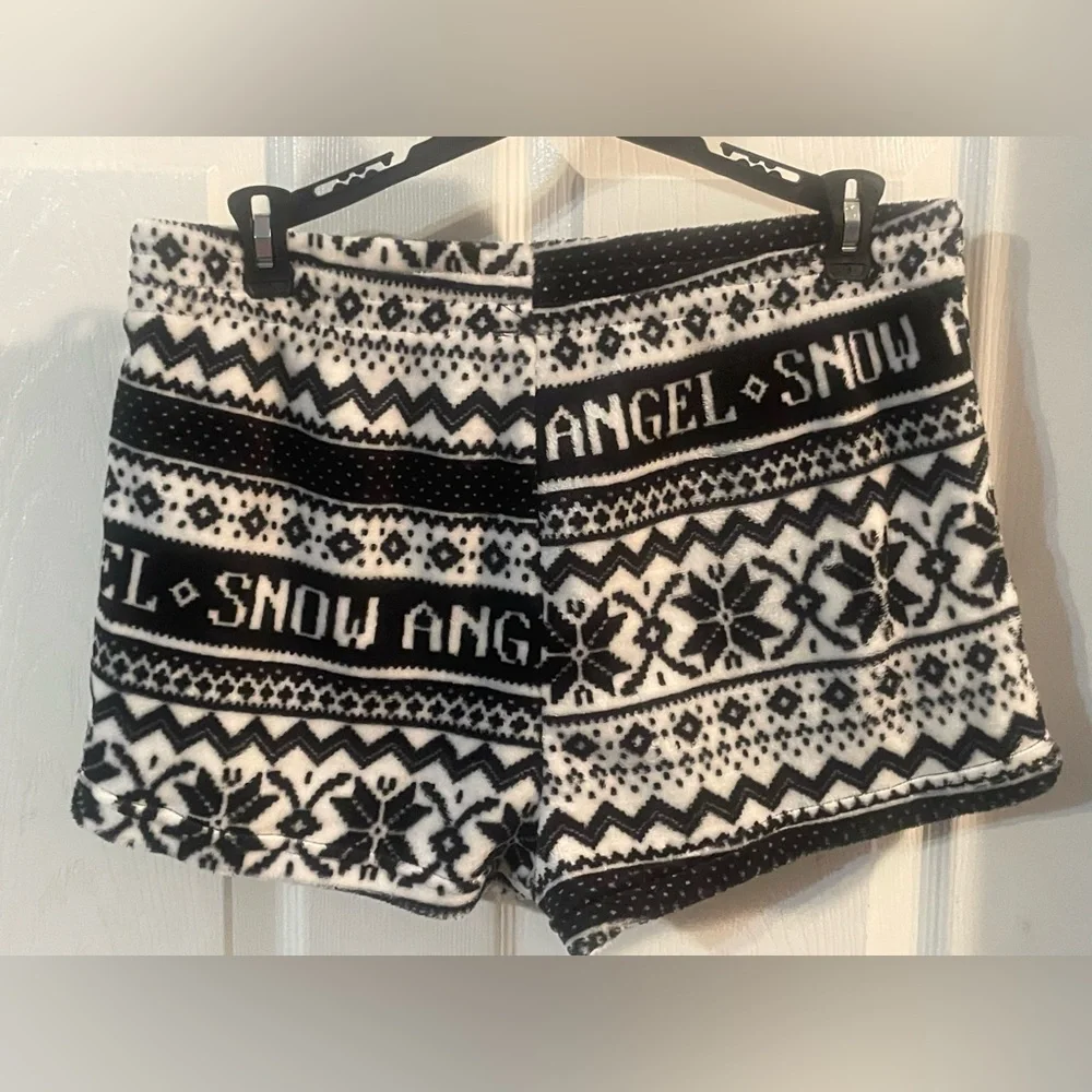 No Boundaries Black and‎ White Printed Plush Shorts! NWT! Size Medium